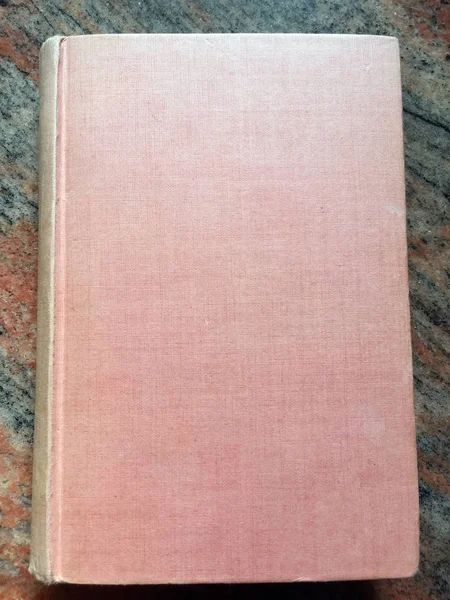 Růžová kniha na mramor — Stock fotografie
