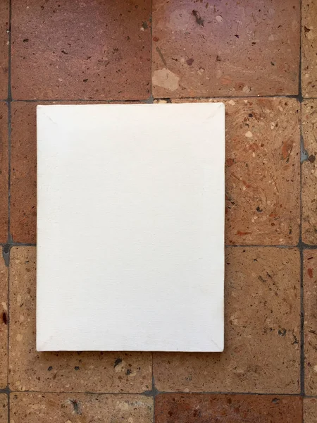 地板上的空白画布 — 图库照片