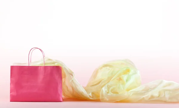 粉红色购物袋和金色面料 — 图库照片