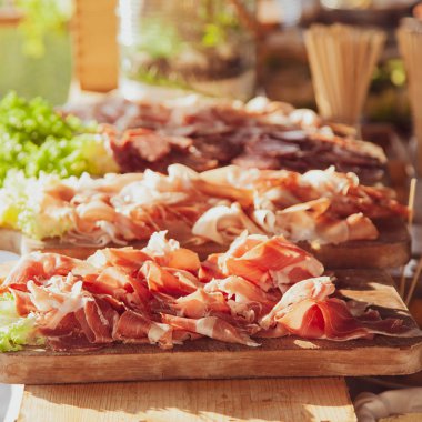 Bir ziyafette Parma jambon