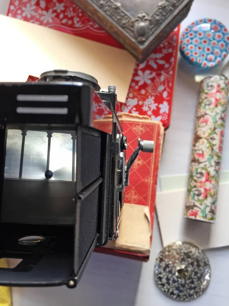 Ancient camera on a desk. View from above. Film camera resting o — Stock Photo, Image