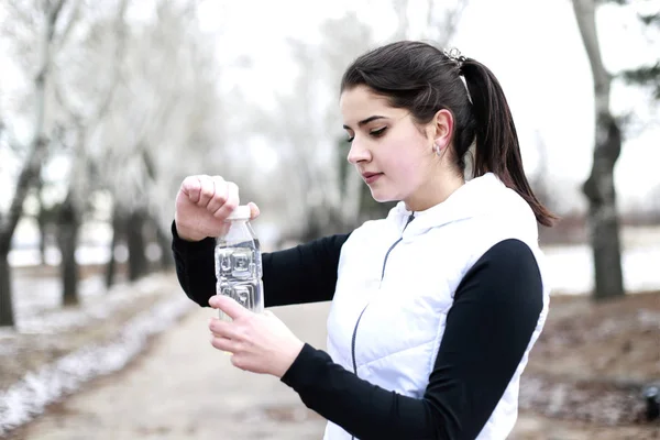 Chica deportiva con agua — Foto de Stock