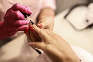 Usta manikür yapıyor.