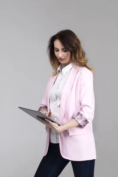 Yönetici kız tablet üzerinde çalışıyor