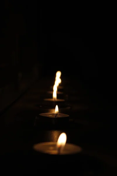 Κεριά Καίνε Ήρεμη Φλόγα Μαύρο Φόντο — Φωτογραφία Αρχείου