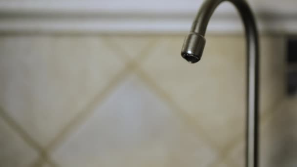 Gocce d'acqua che gocciolano dal rubinetto della cucina — Video Stock