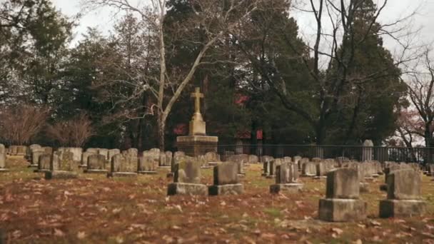 Pan van Old Cemetery in het najaar — Stockvideo