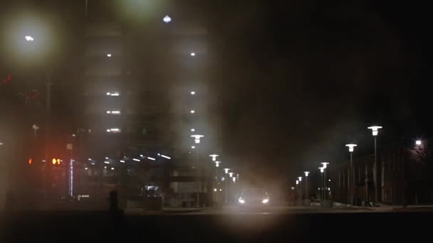 Νυχτερινό αυτοκίνητο πόλης στο Stop Light με αύξηση ατμού — Αρχείο Βίντεο