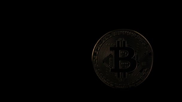 在黑色背景上以比特币加密货币移动的光 — 图库视频影像