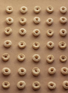  Kahverengi el işi kağıdındaki yuvarlak atıştırmalıkların soyut deseni,