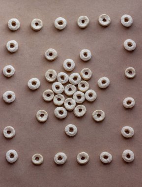 El işi kağıdındaki küçük yuvarlak atıştırmalıkların soyut deseni. kalp sembolü