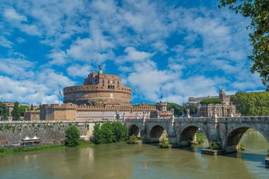Sant'Angelo Kalesi Roma, İtalya'da ağaç tarafından çerçeveli