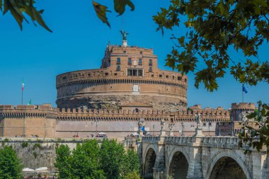Sant'Angelo Kalesi Roma, İtalya'da ağaç tarafından çerçeveli