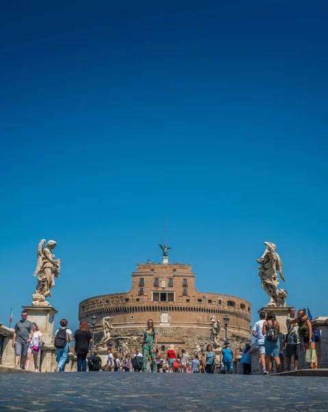 Замок и мост Сант-Анджело в Риме, Италия — стоковое фото