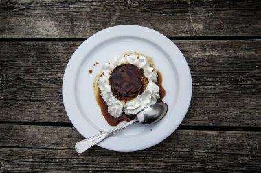 Gri ahşap bir masada tatlı turtası..