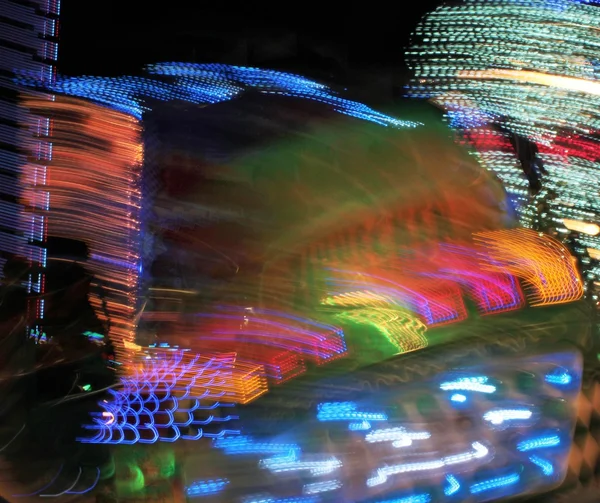 Colores nocturnos del parque de atracciones — Foto de Stock