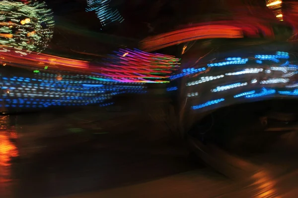 Ночные цвета парка развлечений — стоковое фото