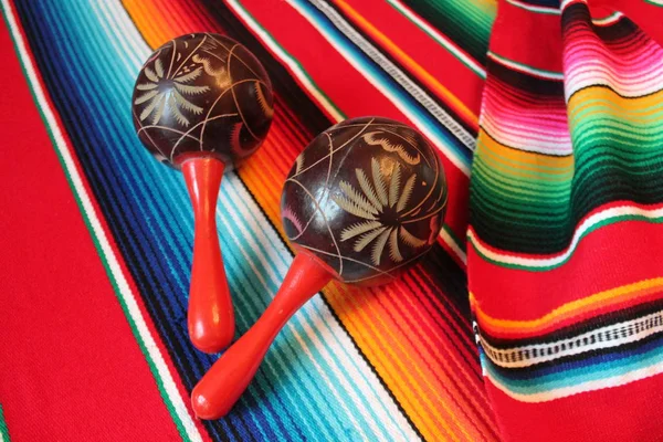 Poncho Maracas Messico Tradizionale Cinco Mayo Coperta Coperta Fiesta Sfondo — Foto Stock