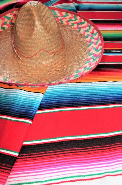 ソンブレロ メキシコ メキシコ伝統的なシンコ ・ デ ・ マヨの敷物ポンチョ フィエスタ背景ストライプ — ストック写真