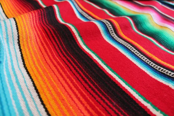 墨西哥传统的 Cinco Mayo 地毯披披节背景与条纹复制空间股票 — 图库照片