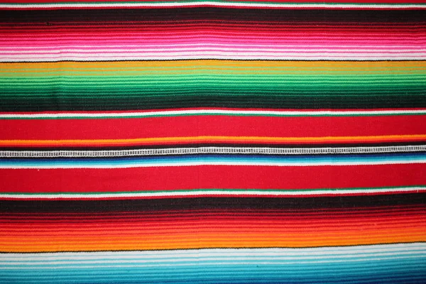 Poncho Serape Mexico mexikanska traditionella Cinco de Mayo filt matta Fiesta bakgrund med ränder lager, Foto, Fotografi, bild, bild, — Stockfoto