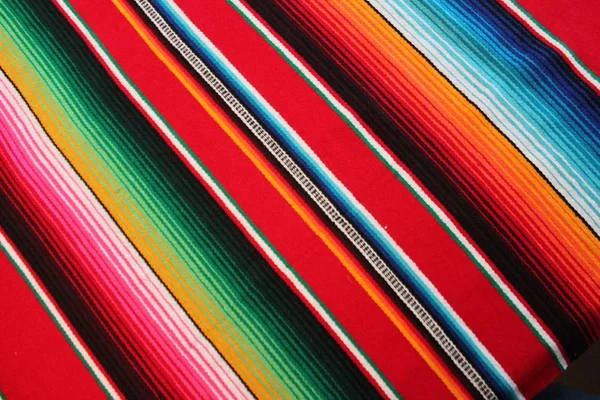 Mexiko mexický tradiční cinco de mayo koberec pončo fiesta pozadí s pruhy — Stock fotografie