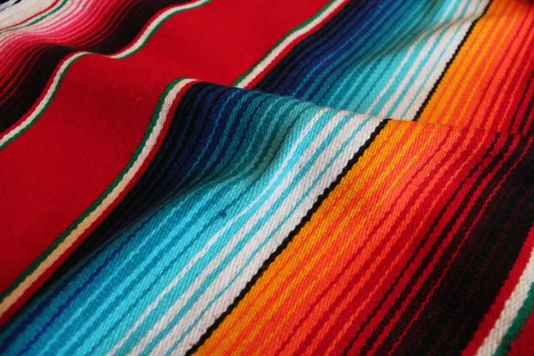 Mexiko mexikansk traditionell cinco de mayo matta poncho fiesta bakgrund med ränder — Stockfoto