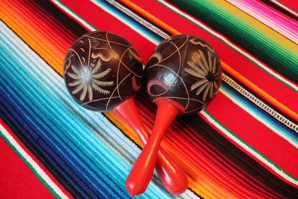Mexiko mexický tradiční cinco de mayo koberec pončo fiesta pozadí s pruhy — Stock fotografie