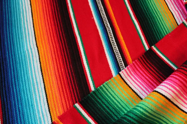 Mexico mexikanska Cinco de Mayo matta poncho Fiesta bakgrund med ränder — Stockfoto