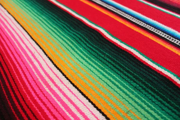 Mexique Poncho mexicain serape traditionnel cinco de mayo tapis fond fiesta avec des rayures — Photo