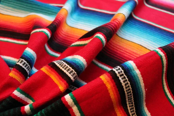 Mexicaanse traditionele Cinco de Mayo rug poncho Fiesta achtergrond met strepen Mexico — Stockfoto