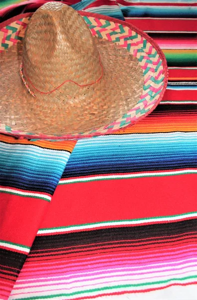 Messico messicano poncho serape tradizionale cinco de mayo tappeto fiesta sfondo con strisce — Foto Stock