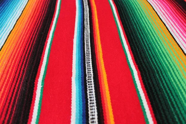 Μεξικό Μεξικού πόντσο serape παραδοσιακό cinco de mayo κουβέρτα fiesta υπόβαθρο με ρίγες — Φωτογραφία Αρχείου