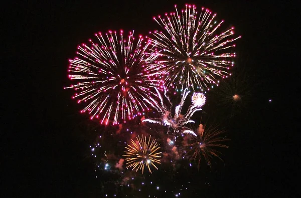 Fuegos artificiales iluminan el cielo con deslumbrante exhibición 4 de julio —  Fotos de Stock