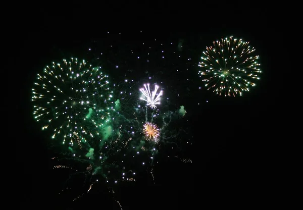 Fuochi d'artificio spettacolo di fuochi d'artificio illuminare il cielo con abbagliante — Foto Stock