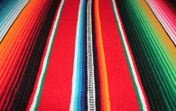 Poncho achtergrond Mexico Mexicaans traditionele cinco de mayo deken fiesta achtergrond met strepen — Stockfoto