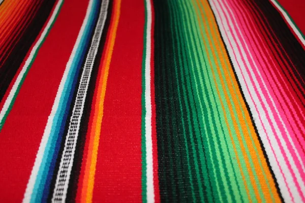 Poncho fondo México México tradicional cinco de mayo alfombra fiesta fondo con rayas stock, foto, fotografía, imagen, imagen , —  Fotos de Stock
