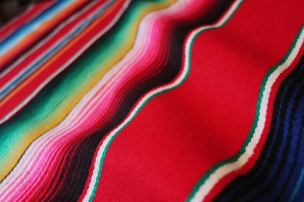 México Tradicional mexicano cinco de mayo alfombra poncho fiesta fondo con rayas —  Fotos de Stock