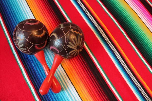 Maracas poncho Messico messicano cinco de mayo tappeto poncho fiesta sfondo coperta con strisce — Foto Stock
