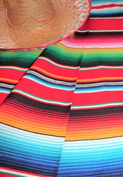 Mexico mexikanska traditionella Cinco de Mayo matta poncho Fiesta bakgrund med ränder lager, Foto, Fotografi, bild, bild, — Stockfoto