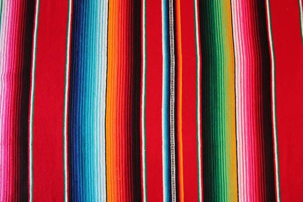 メキシコの伝統的なシンコデマヨラグポンチョフェスタの背景にストライプストック、写真、写真、画像、画像, — ストック写真