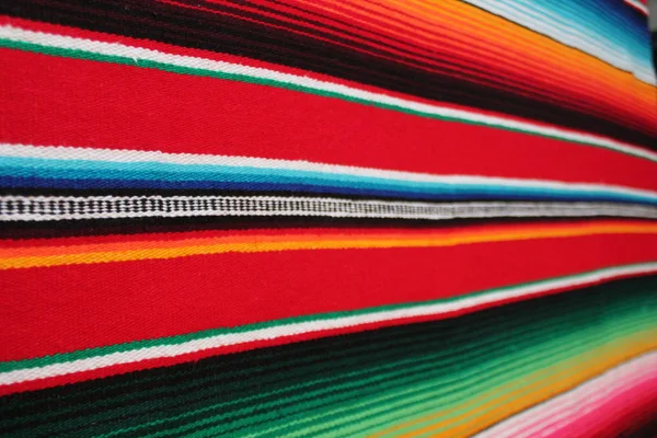 México Tradicional mexicano cinco de mayo alfombra poncho fiesta fondo con rayas —  Fotos de Stock