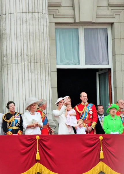 Londra, İngiltere: Kraliçe Elizabeth ve Kraliyet ailesi, Buckingham Sarayı stok, fotoğraf, fotoğraf, resim, resim, basın renk trooping, — Stok fotoğraf