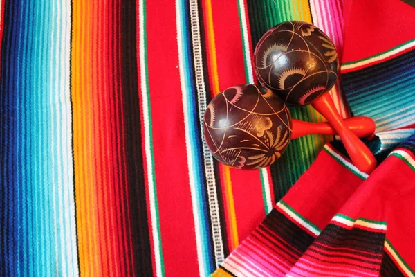 Mexiko mexický maracas tradiční cinco de mayo koberec pončo fiesta pozadí s pruhy — Stock fotografie