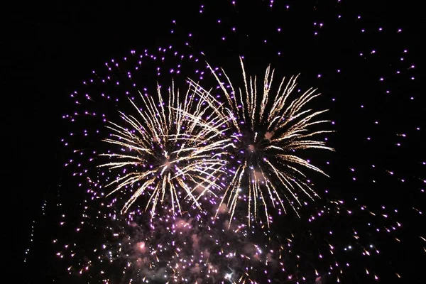 Focurile de artificii luminează cerul cu afișaj orbitor — Fotografie, imagine de stoc