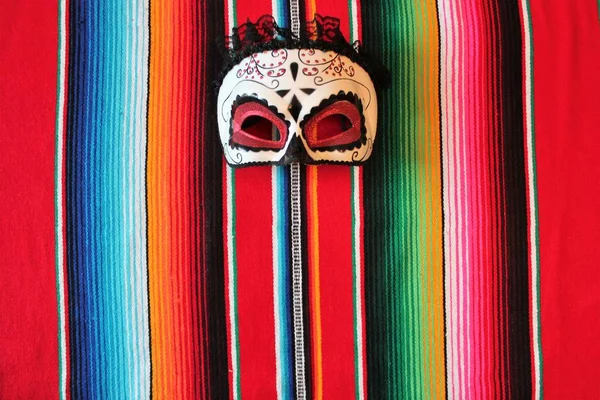 Mexiko mexikansk traditionell cinco de mayo matta poncho fiesta bakgrund med ränder — Stockfoto