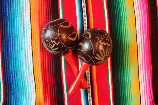 Mexické Mexiko Mexická Poncho přikrývka s majonékou Fiesta pozadí s pruhy, Foto, fotografie, obraz, obrázek, — Stock fotografie