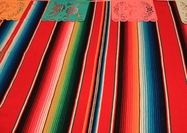 Meksika panço papel picado arka plan fiesta cinco de mayo dekorasyon kiraz kuşu stok, fotoğraf, fotoğraf, resim, resim,