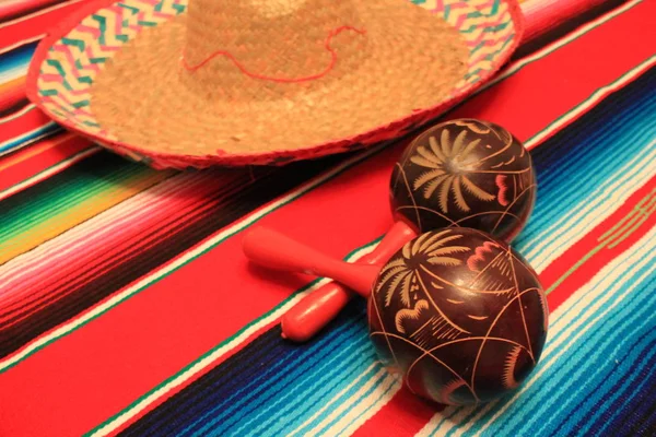 Mexico poncho sombrero maracas background fiesta cinco de mayo piece — 스톡 사진
