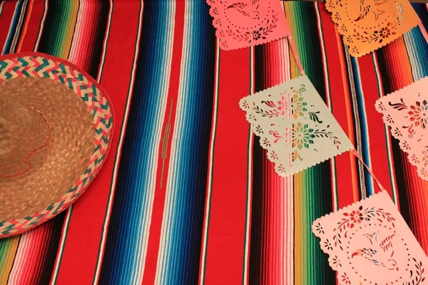 Mexico poncho sombrero background fiesta cinco de mayo decoration bunting papel picado — ストック写真